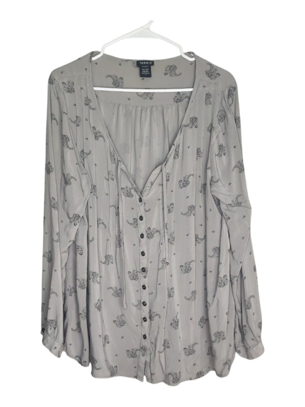 Torrid Size 1 Women's Gray Paisley Button Front Split Tie Neck Blouse Pintuck